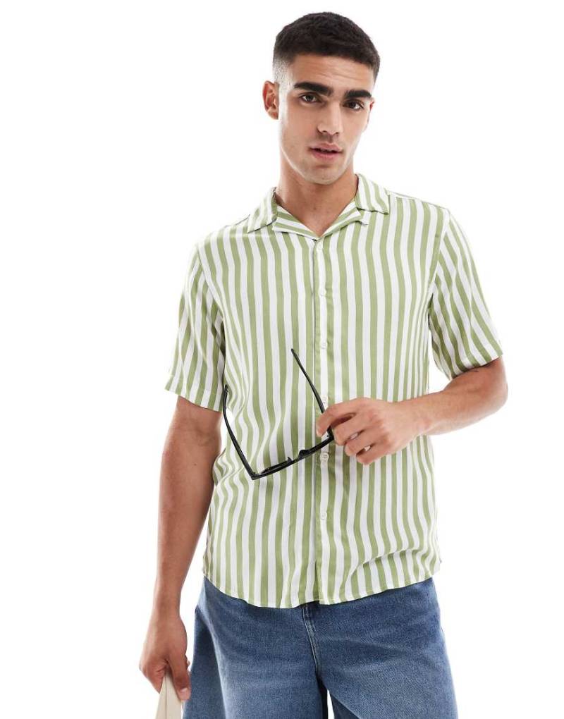 ONLY & SONS - Hemd in Salbeigrün gestreift mit Reverskragen von ONLY & SONS