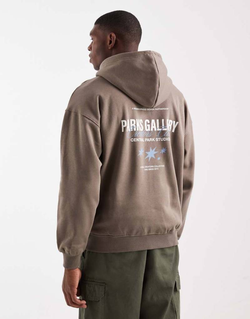 ONLY & SONS - Kapuzenpullover in Braun mit Gallery-Print am Rücken und Vintage-Passform-Weiß von ONLY & SONS