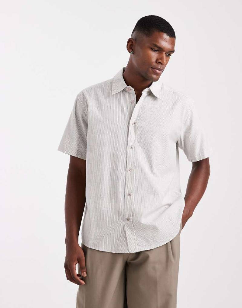 ONLY & SONS - Kurzärmliges Hemd in Weiß mit hellbraunen Streifen von ONLY & SONS