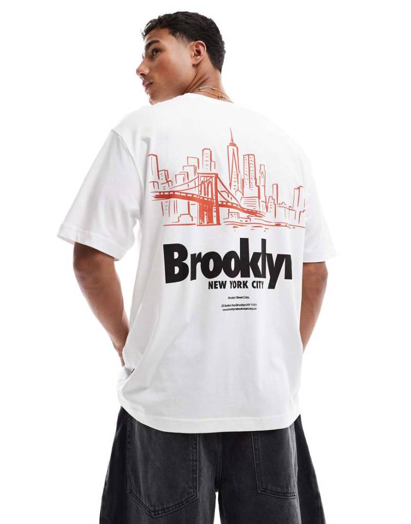ONLY & SONS - Locker geschnittenes T-Shirt in Weiß mit Brooklyn-Bridge-Rückenprint von ONLY & SONS