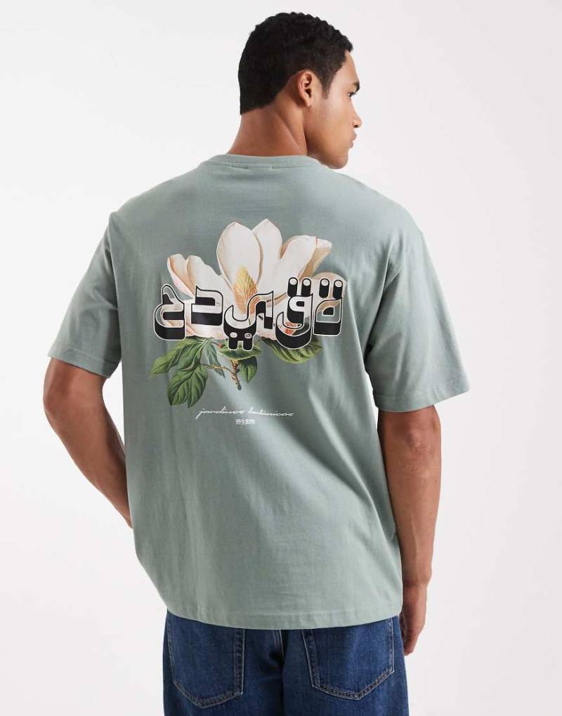 ONLY & SONS - Locker geschnittenes T-Shirt in dunklem Salbeigrün mit Blumenprint auf dem Rücken ONLY & SONS - Locker geschnittenes T-Shirt in dunklem Salbeigrün mit Blumenprint auf dem Rücken von ONLY & SONS