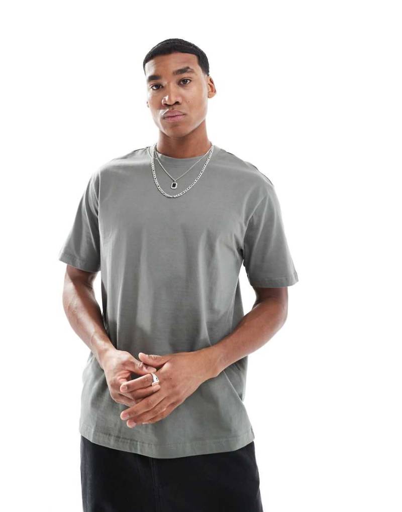 ONLY & SONS - Locker geschnittenes T-Shirt in dunklem Salbeigrün ONLY & SONS - Locker geschnittenes T-Shirt in dunklem Salbeigrün von ONLY & SONS