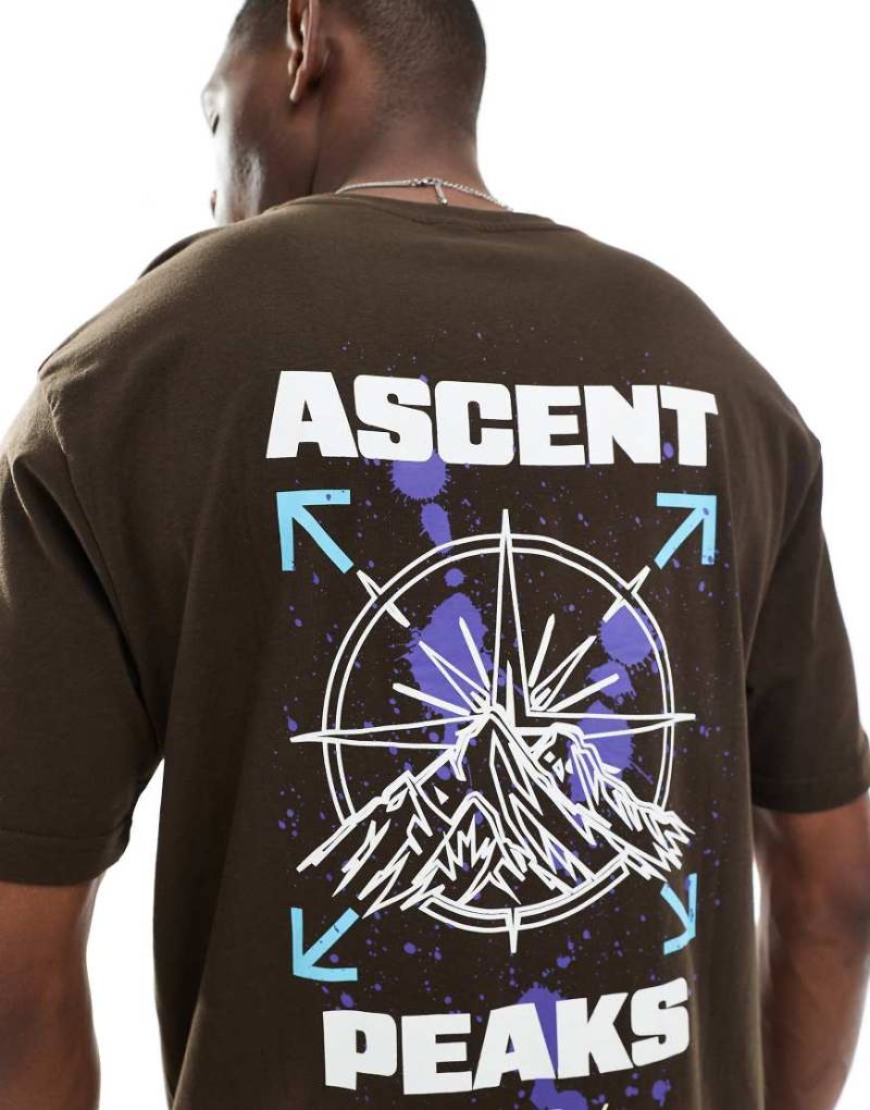 ONLY & SONS - Relaxed Fit T-Shirt in Braun mit „Ascent Peaks"-Print ONLY & SONS - Relaxed Fit T-Shirt in Braun mit „Ascent Peaks"-Print von ONLY & SONS
