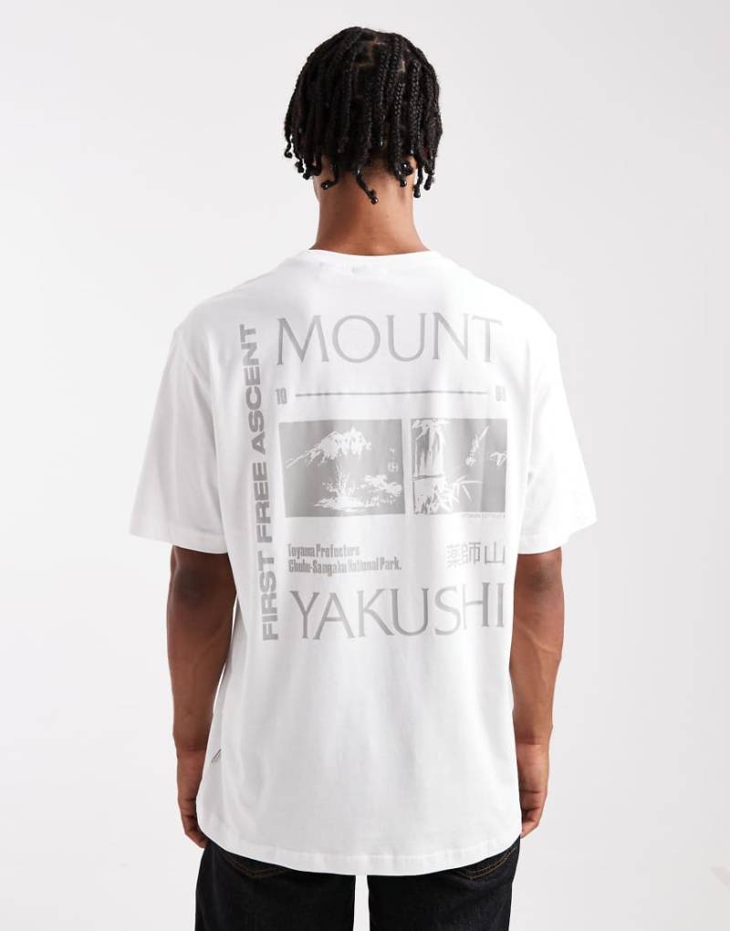 ONLY & SONS - Relaxed Fit T-Shirt in Weiß mit „Mount Yakushi"-Rückenprint von ONLY & SONS