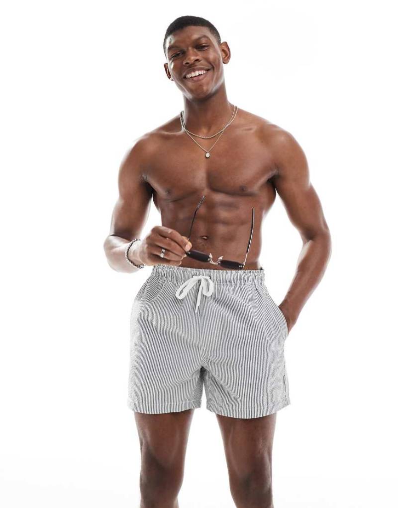 ONLY & SONS - Gestreifte Seersucker-Badeshorts in dunklem Khaki-Grün von ONLY & SONS