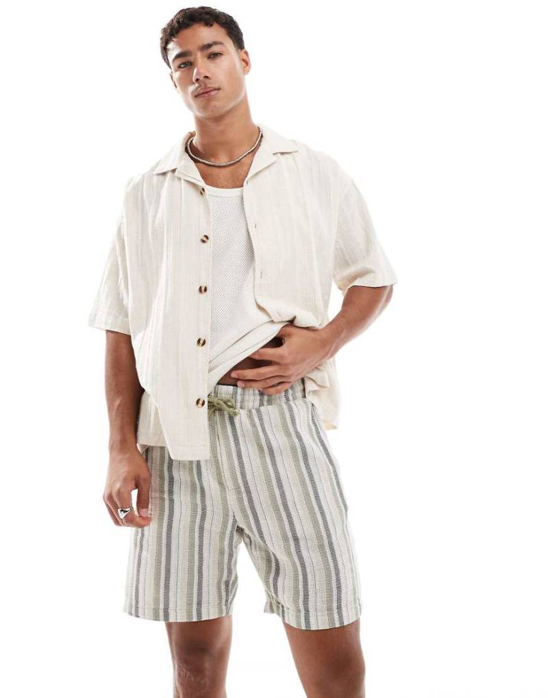 ONLY & SONS - Gestreifte Shorts in Cremeweiß und Salbeigrün mit Kordelzugbund von ONLY & SONS