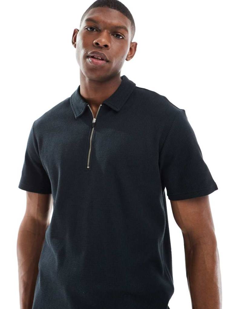 ONLY & SONS - Strukturiertes Poloshirt in Schwarz mit kurzem Reißverschluss, Kombiteil von ONLY & SONS