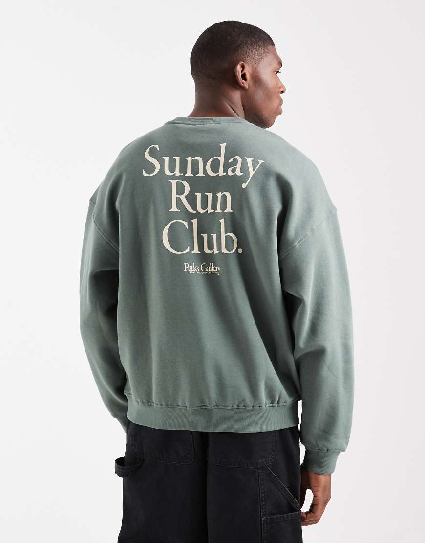 ONLY & SONS - Sweatshirt in dunklem Salbeigrün mit Vintage-Passform und Run Club-Rückenprint-Neutral von ONLY & SONS