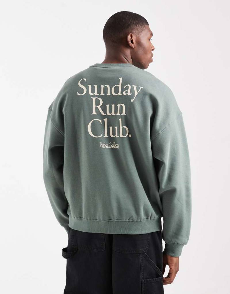 ONLY & SONS - Sweatshirt in dunklem Salbeigrün mit Vintage-Passform und Run Club-Rückenprint-Neutral von ONLY & SONS