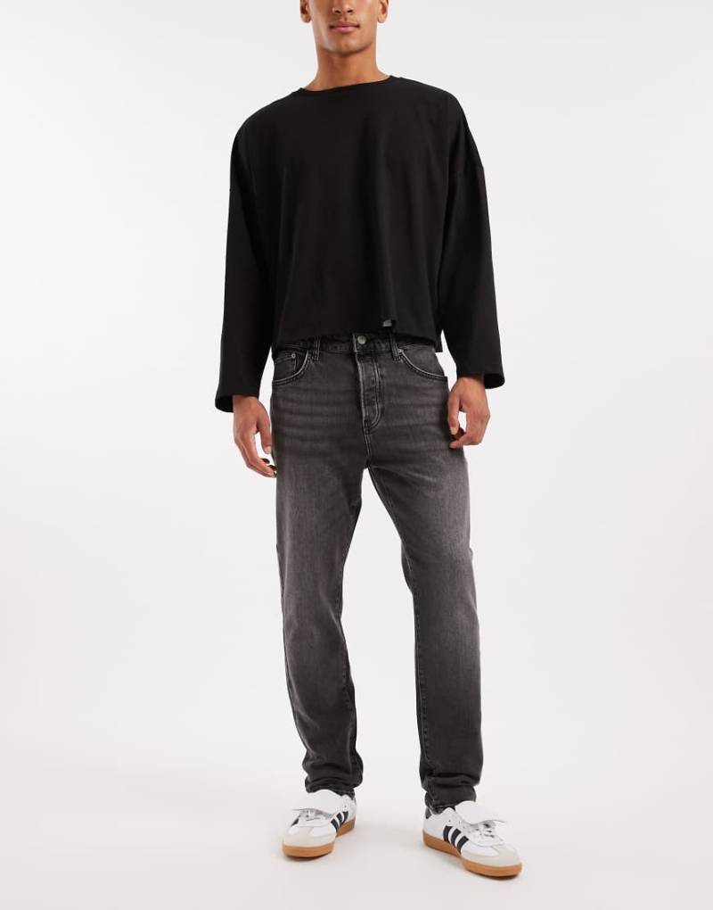 ONLY & SONS - Yoke - Schmal zulaufende Jeans in verwaschenem Schwarz von ONLY & SONS