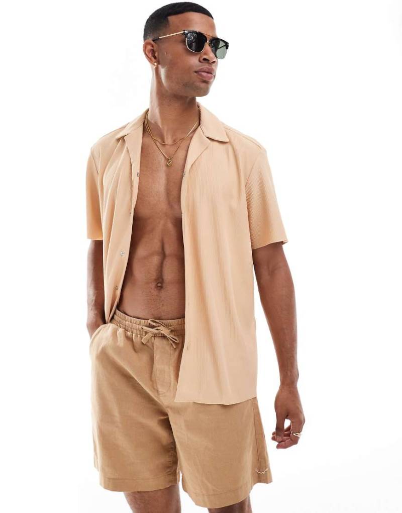ONLY & Sons - Plissiertes Hemd in Pfirsich mit Reverskragen-Neutral ONLY & Sons - Plissiertes Hemd in Pfirsich mit Reverskragen-Neutral von ONLY & SONS