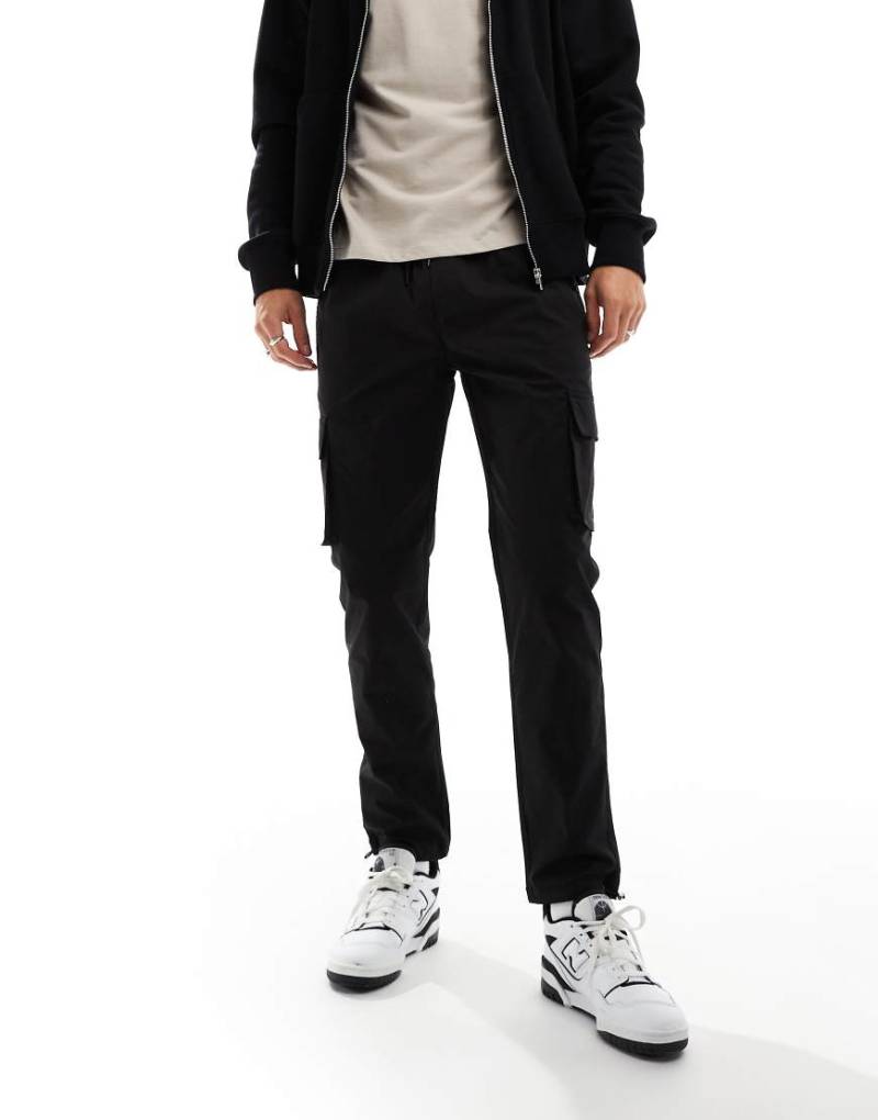 ONLY & SONS - Funktionale Cargohose in Schwarz mit schmalem Schnitt ONLY & SONS - Funktionale Cargohose in Schwarz mit schmalem Schnitt von ONLY & SONS