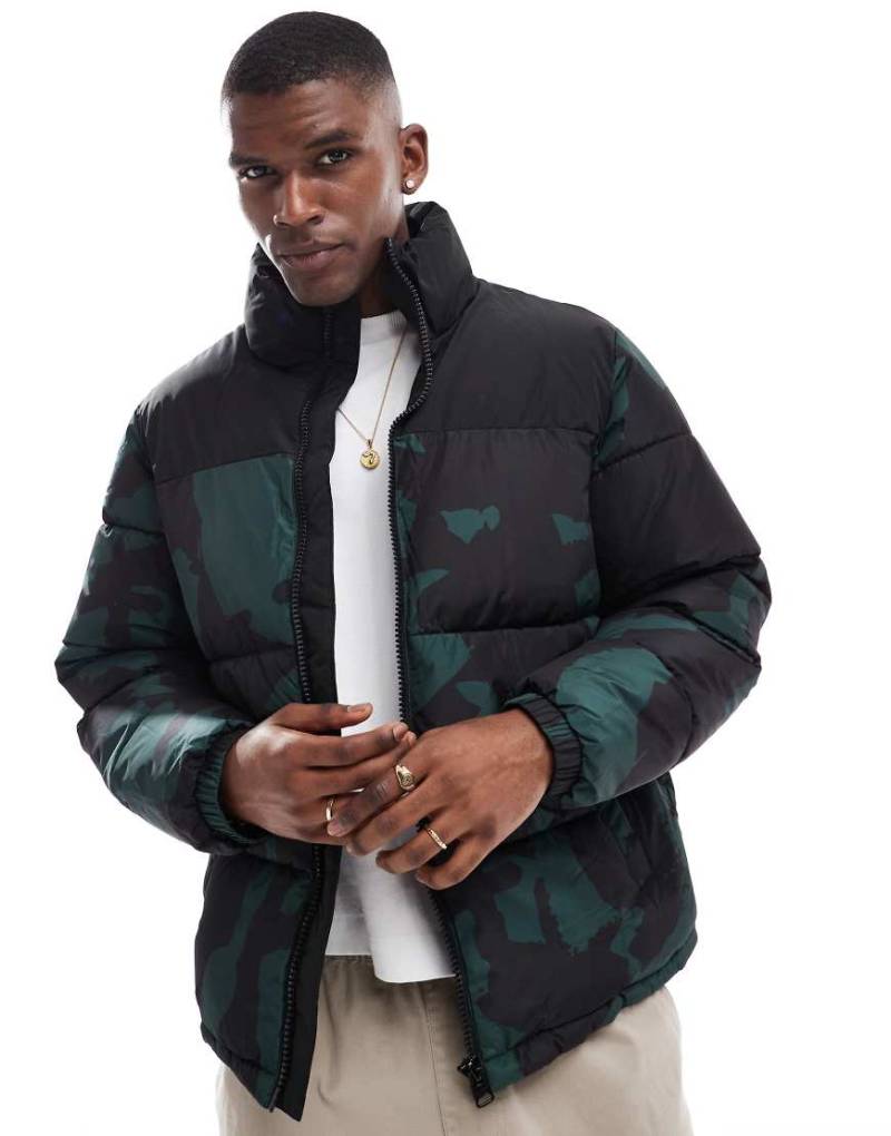 Only & Sons - Kastige Oversize-Pufferjacke in Schwarz mit abstraktem Print-Grün von ONLY & SONS