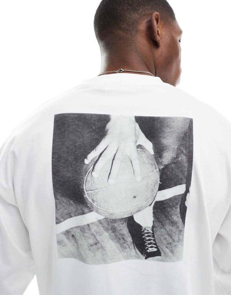 Only & Sons - Kastiges langärmliges Shirt in Weiß mit Basketball-Rückenprint von ONLY & SONS