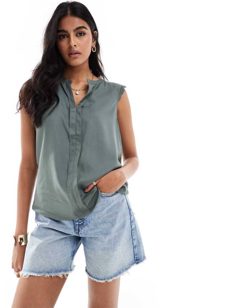 ONLY - Ärmellose Bluse in Grün mit V-Ausschnitt und Häkelbesatz von ONLY