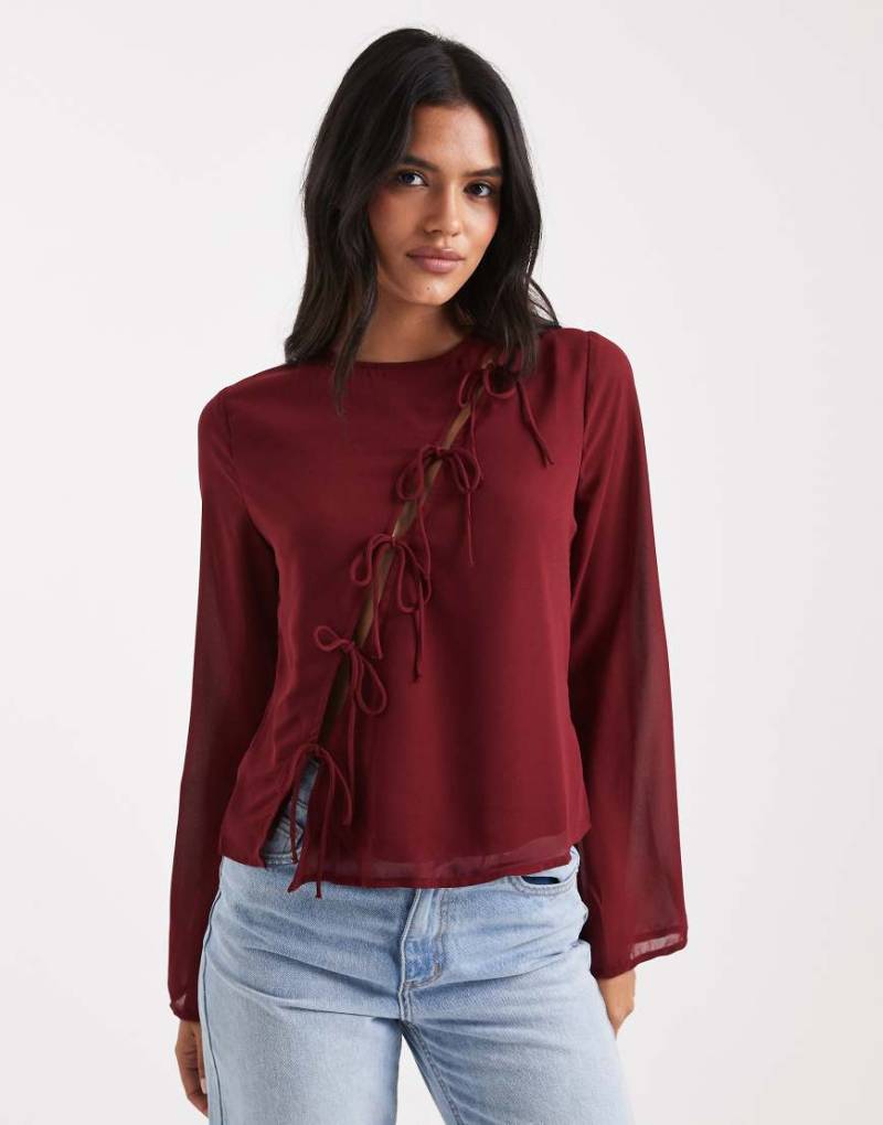 ONLY - Asymmetrisches Oberteil in Burgunderrot mit Bindedetail von ONLY