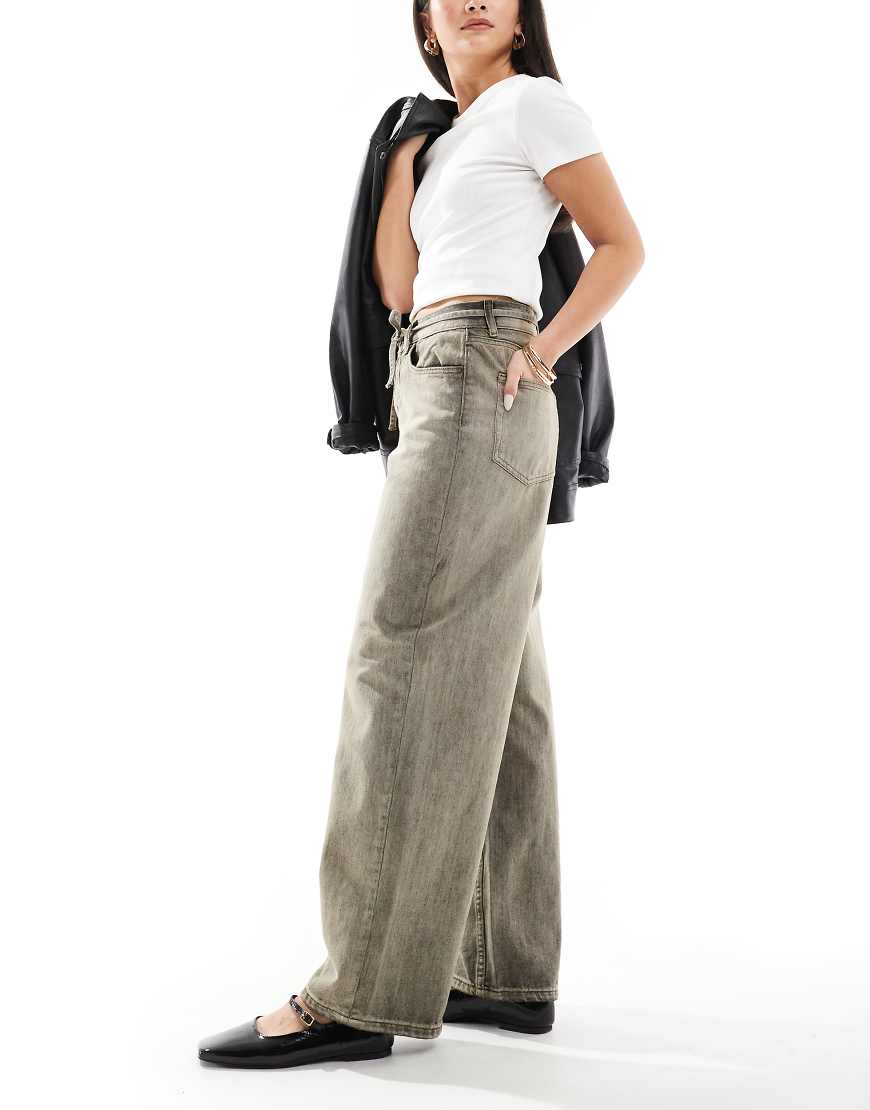 ONLY - Bleecker - Jeans in grauer Vintage-Waschung mit abgerundetem Bein und Bindegürtel-Braun von ONLY