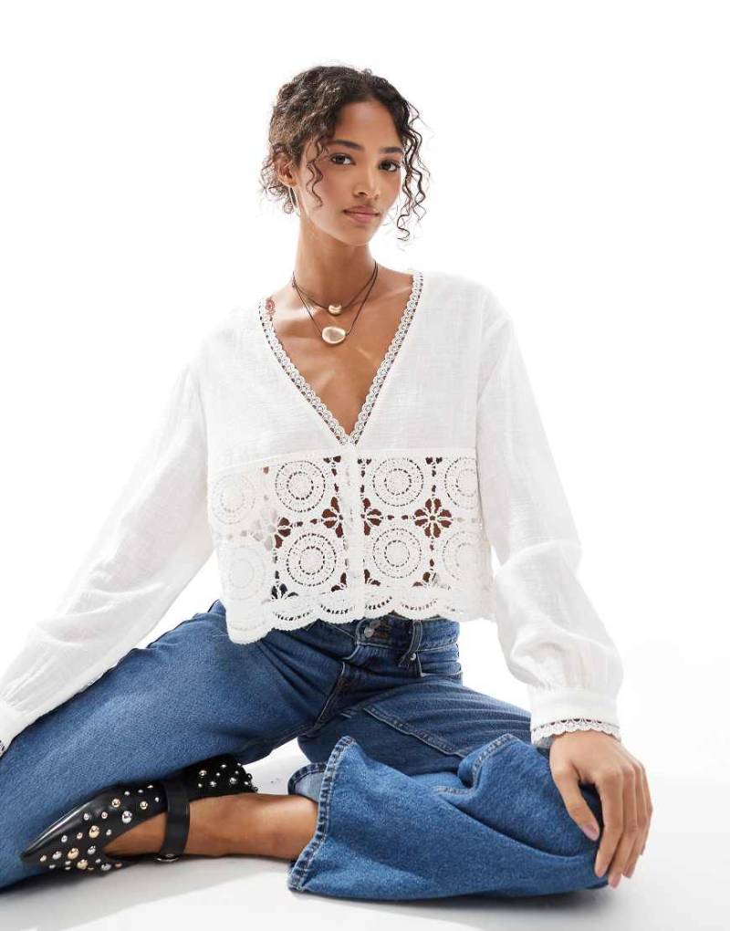 ONLY - Cropped-Bluse in Weiß mit Lochstickerei von ONLY