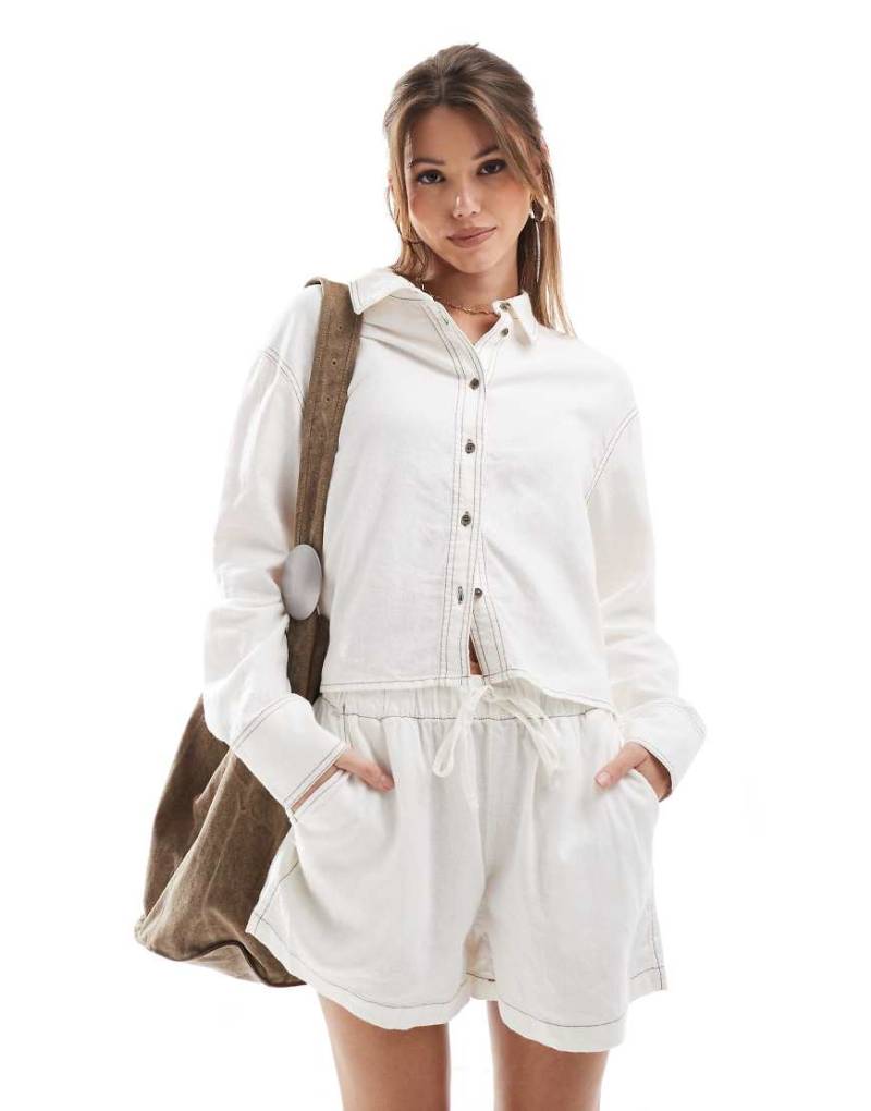 ONLY - Cropped-Hemd aus Leinen-Mix in Weiß mit Kontrastnähten, Kombiteil von ONLY