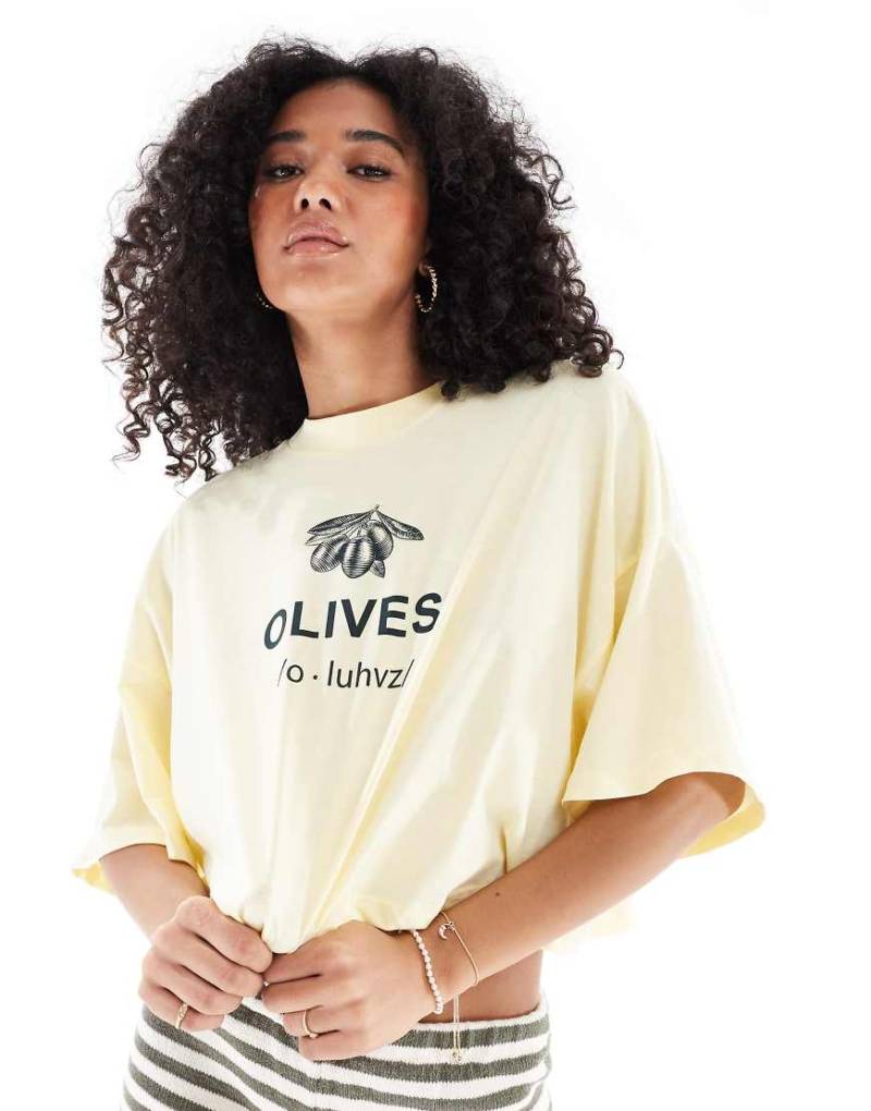 ONLY - Cropped T-Shirt in Buttermilchgelb mit Oliven-Print von ONLY