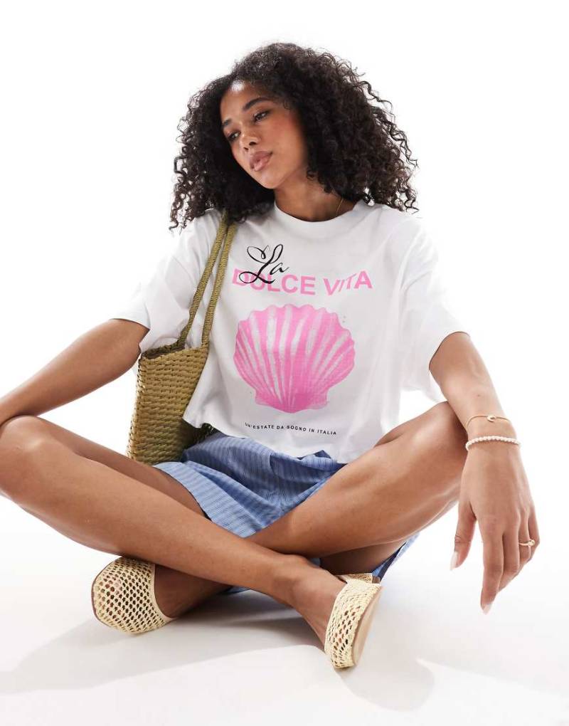 ONLY - Cropped T-Shirt in Weiß mit „La Dolce Vita"-Motivprint von ONLY