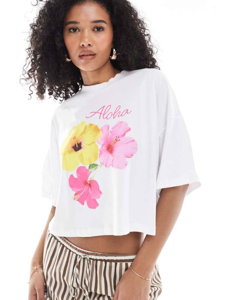 ONLY - Cropped T-Shirt in Weiß mit Hibiskus-Print von ONLY