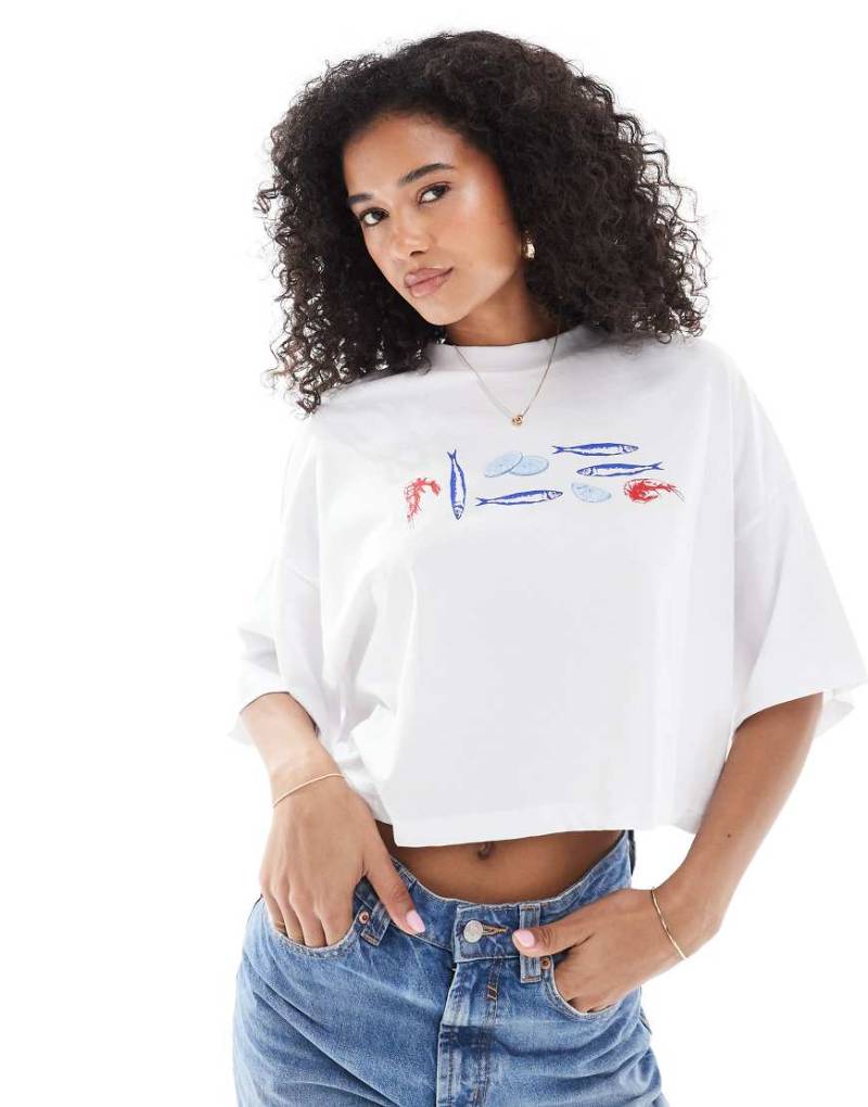 ONLY - Cropped T-Shirt in Weiß mit Meeresfrüchte-Print von ONLY