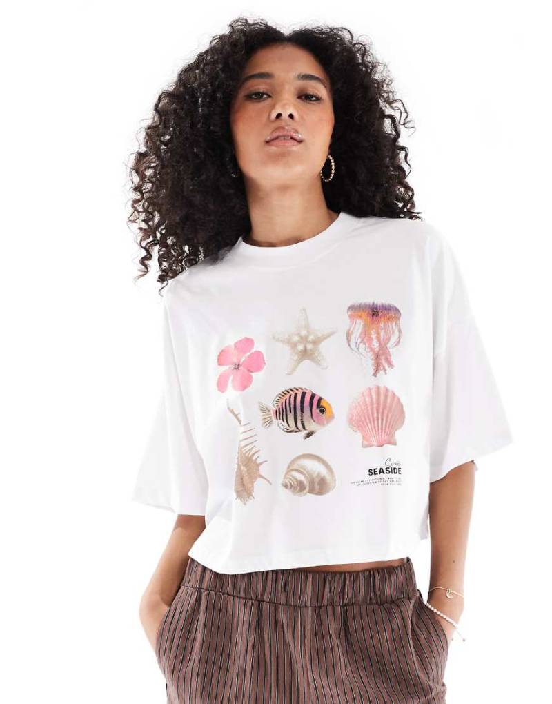 ONLY - Cropped T-Shirt in Weiß mit Muschel-Prints von ONLY