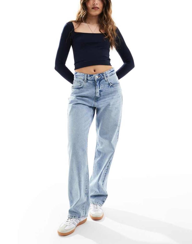 ONLY - Ella - Gerade geschnittene Jeans in Hellblau mit mittelhohem Bund von ONLY