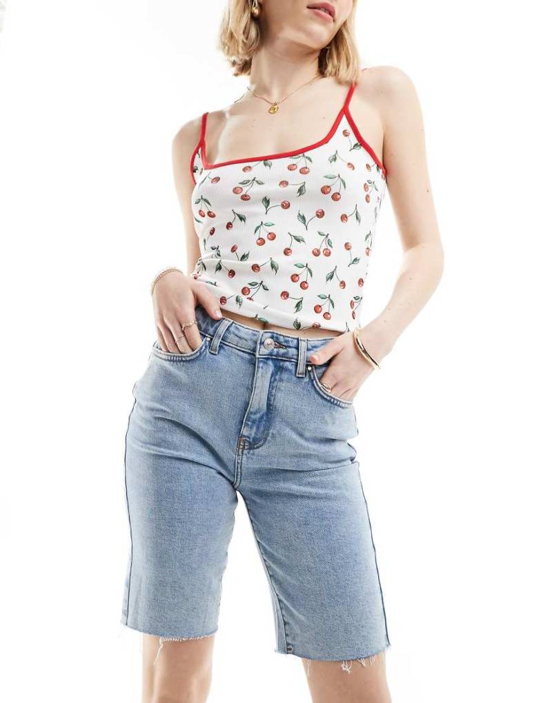 ONLY - Emily - Longline Jeans-Shorts in hellblauer Waschung mit unverarbeitetem Saum und mittelhohem Bund von ONLY