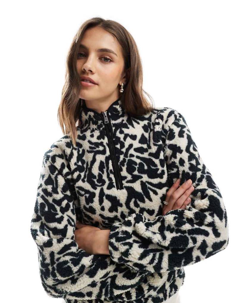 ONLY - Gemustertes Fleece-Sweatshirt in Schwarz und Weiß mit kurzem Reißverschluss von ONLY