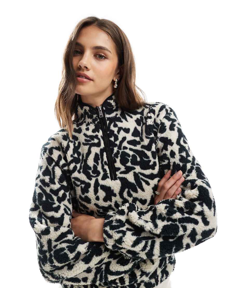 ONLY - Gemustertes Fleece-Sweatshirt in Schwarz und Weiß mit kurzem Reißverschluss von ONLY