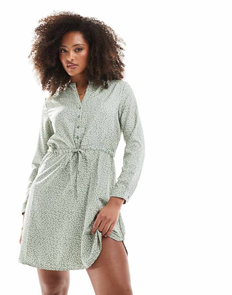 ONLY - Gepunktetes Kleid in Salbeigrün mit Bindegürtel von ONLY
