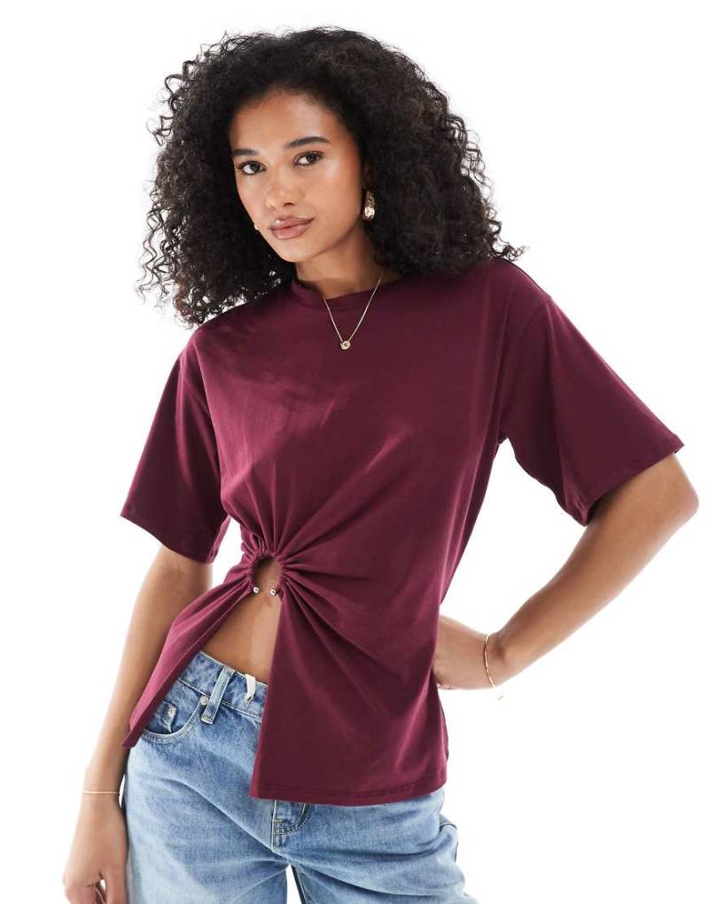 ONLY - Gerafftes T-Shirt in Burgunderrot mit Ringdetail-Schwarz von ONLY