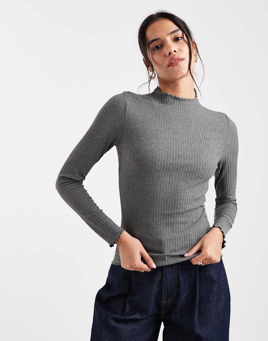 ONLY - Geripptes, hochgeschlossenes Oberteil in dunklem Salbeigrün mit Kräuselsaum von ONLY