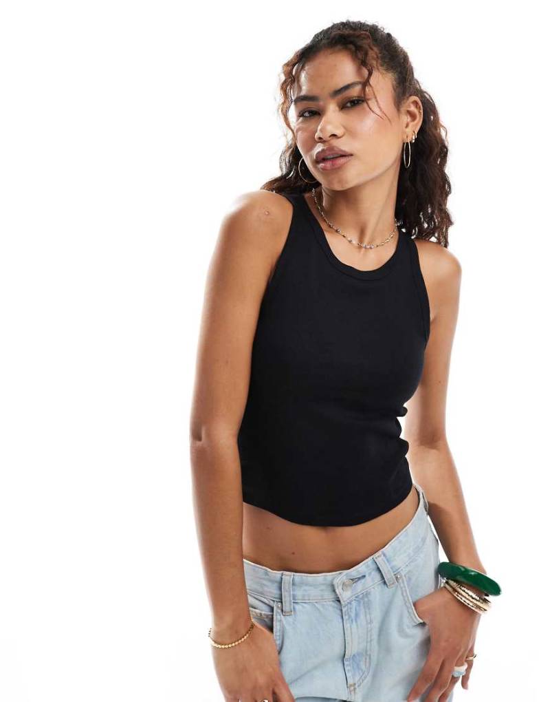 ONLY - Geripptes Tanktop in Schwarz mit integriertem BH von ONLY