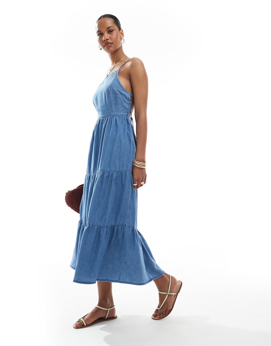 ONLY - Gestuftes Midaxi-Camisole-Kleid aus blauem Chambray mit Rückenausschnitt von ONLY