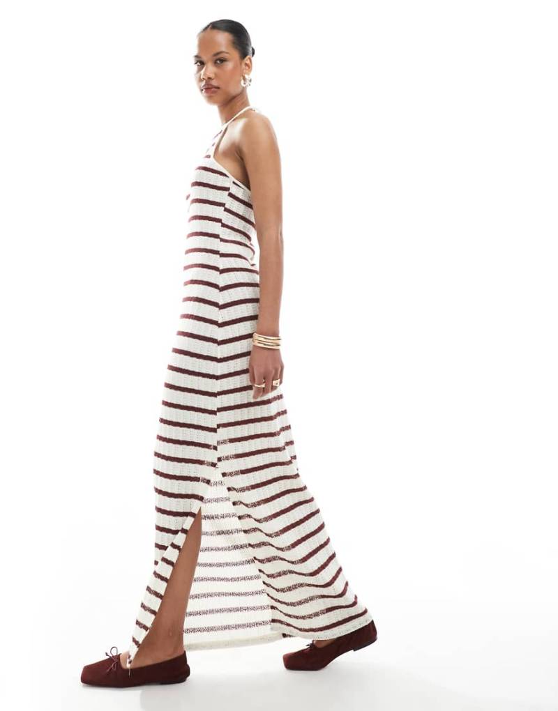 ONLY - Grobmaschiges Neckholder-Maxikleid mit Streifen in Burgunderrot-Weiß von ONLY