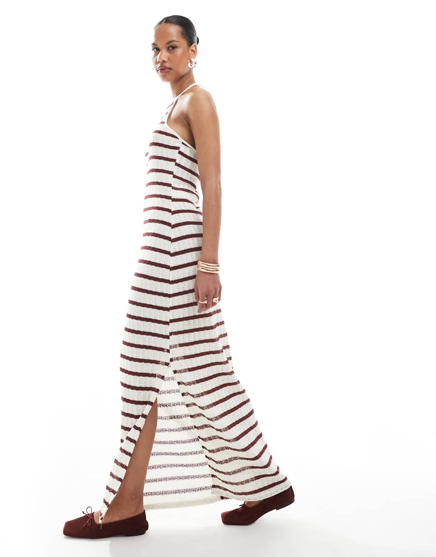 ONLY - Grobmaschiges Neckholder-Maxikleid mit Streifen in Burgunderrot-Weiß von ONLY
