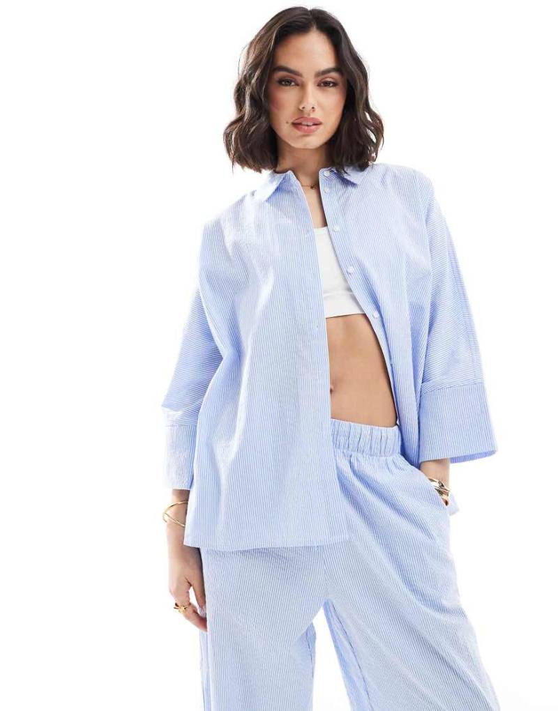 ONLY - Hemdbluse in gestreiftem Blau mit Dreiviertelärmeln, Kombiteil von ONLY