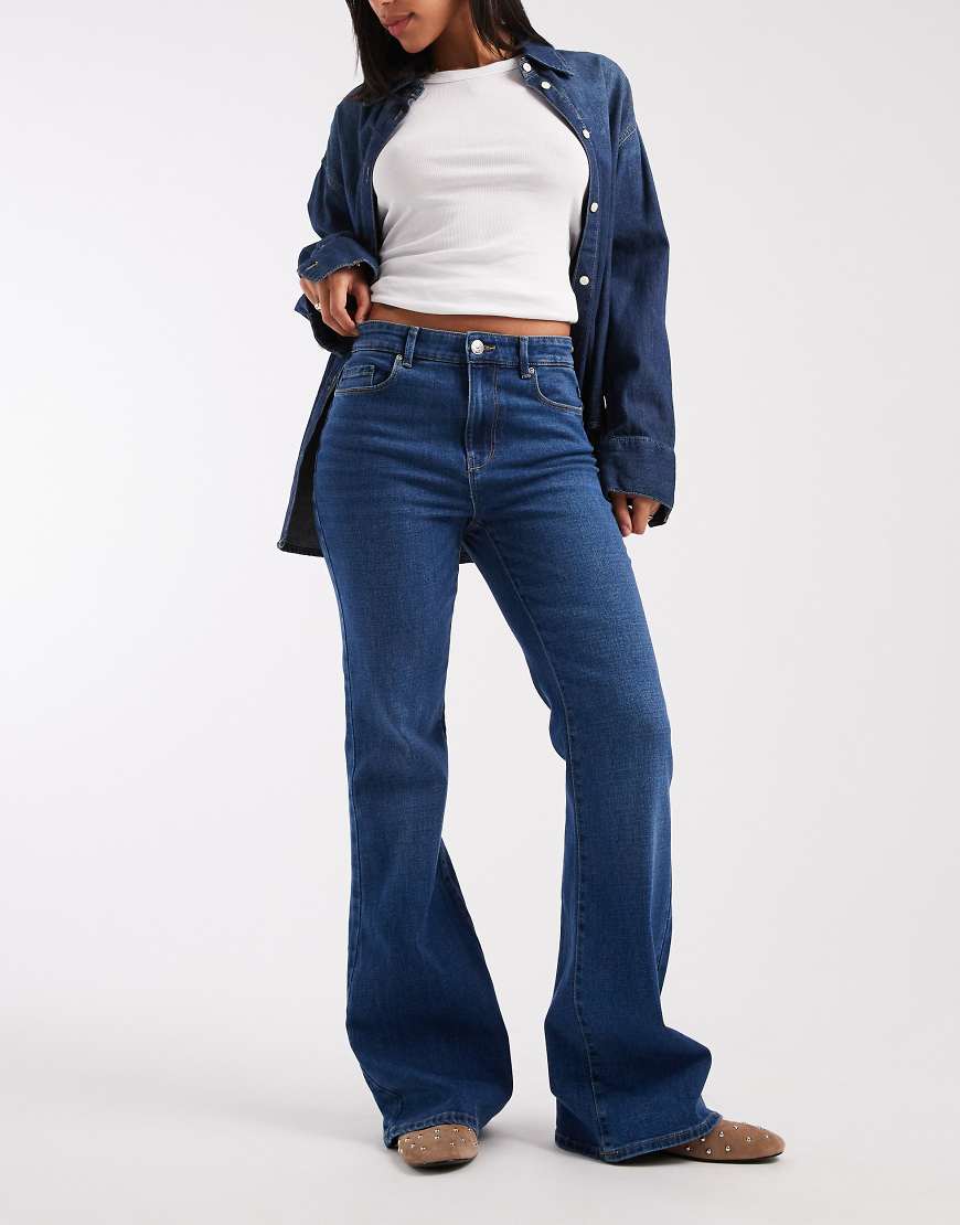 ONLY - Henni - Retro-Schlagjeans aus Denim in Mittelblau mit hohem Bund von ONLY