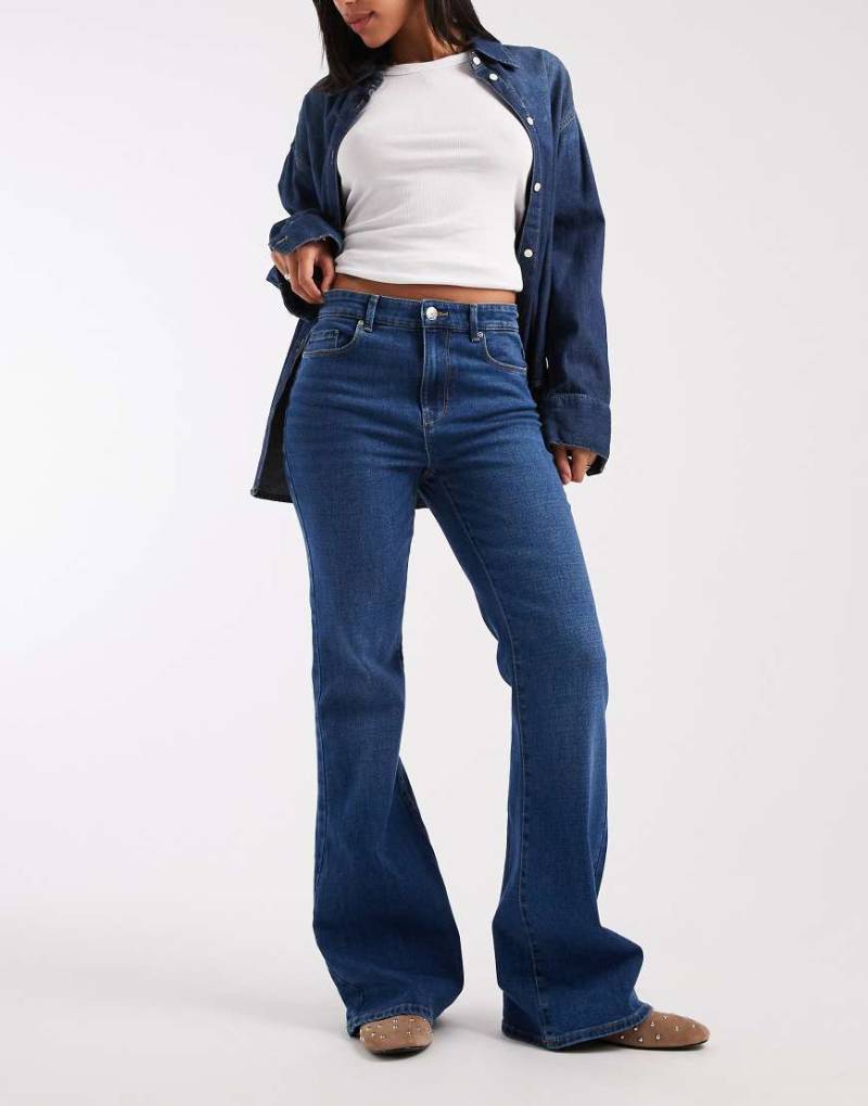 ONLY - Henni - Retro-Schlagjeans aus Denim in Mittelblau mit hohem Bund von ONLY