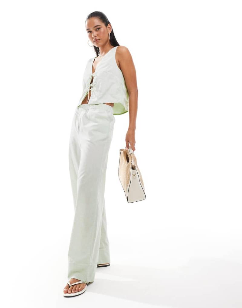 ONLY - Hose in Grün mit Vichy-Karos mit weitem Bein und Detail im Boxerstil, Kombiteil von ONLY