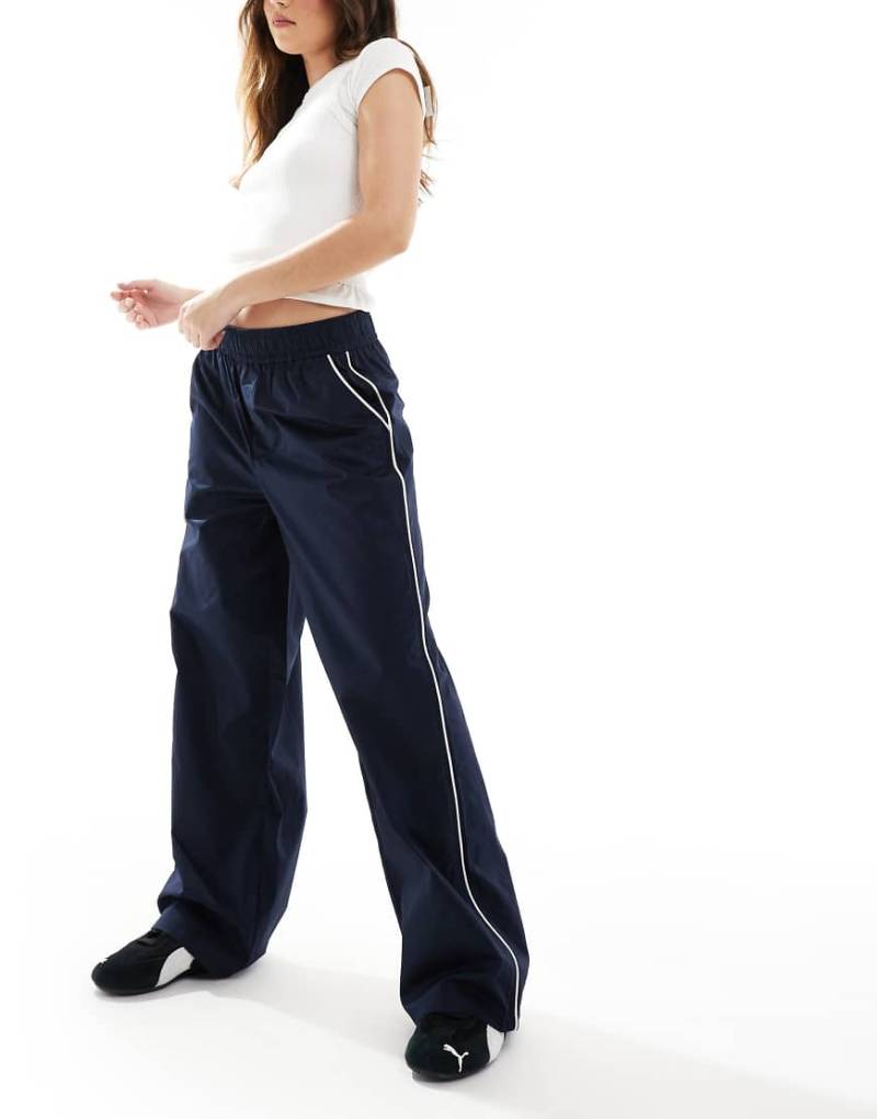 ONLY - Hose in Marineblau mit weitem Bein und farblich abgesetzter Paspelierung von ONLY