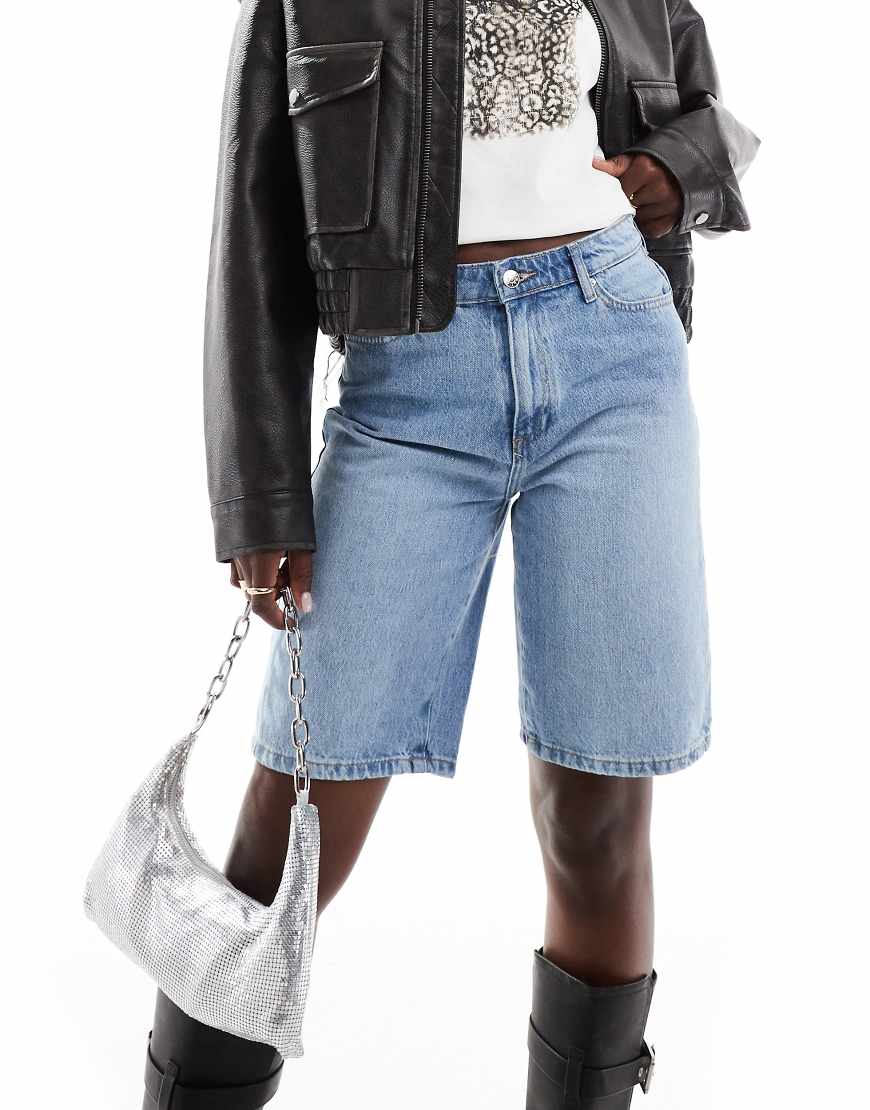 ONLY - Jeans-Bermudashorts in Hellblau mit hohem Bund von ONLY