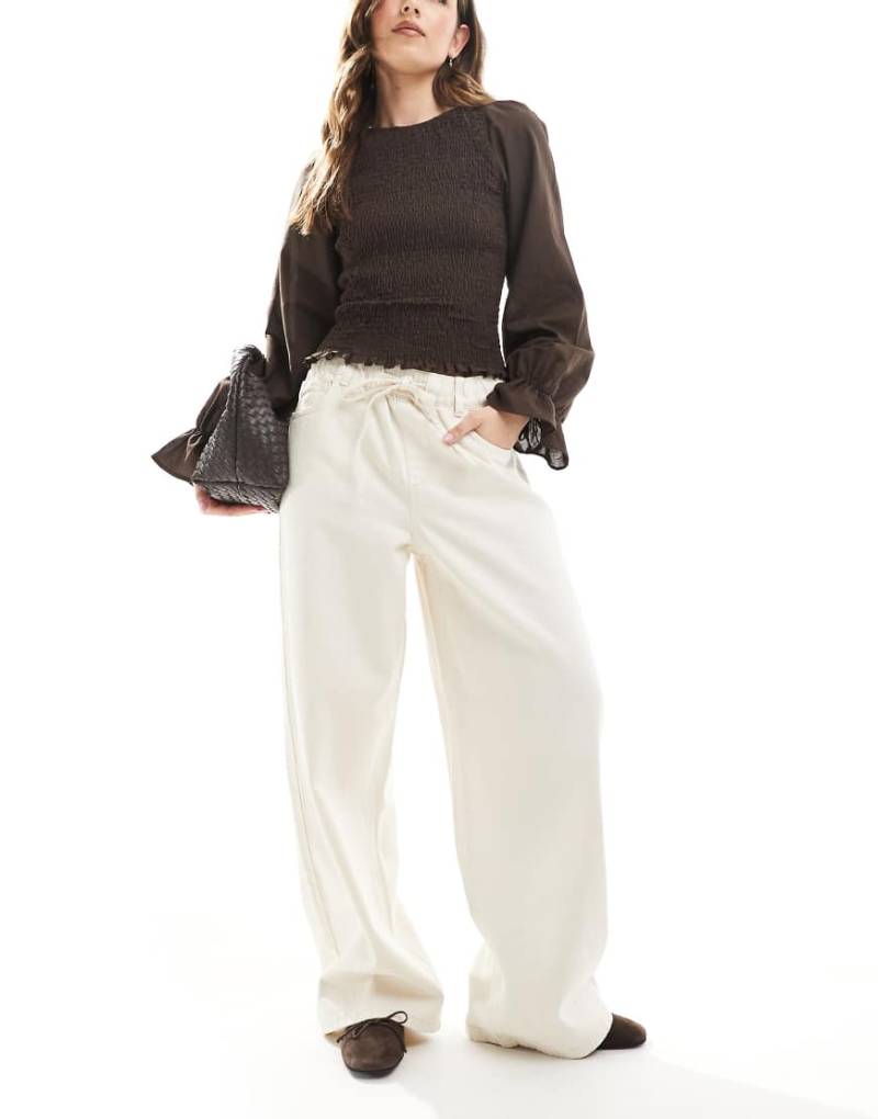 ONLY - Weit geschnittene Jeans in Ecru mit Kordelzugbund-Weiß von ONLY