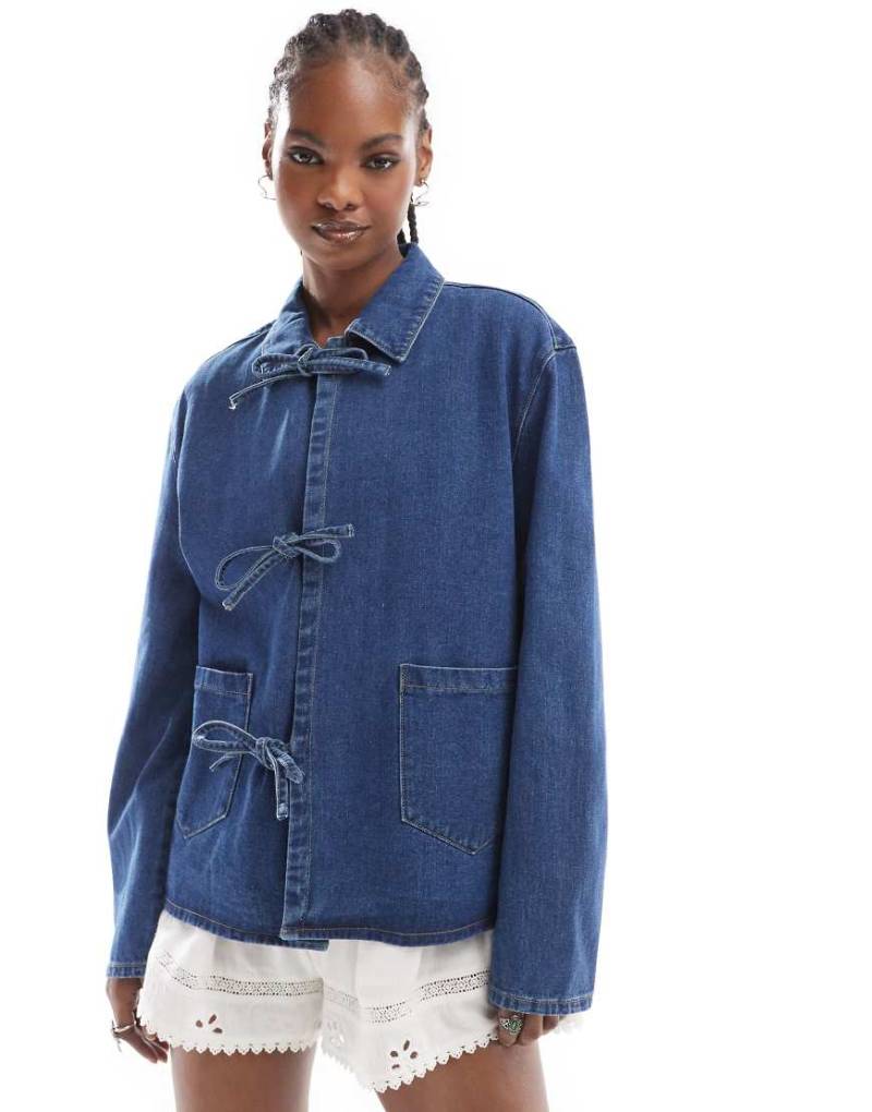 ONLY - Jeansjacke in mittlerer Waschung mit gebundener Vorderseite-Blau von ONLY