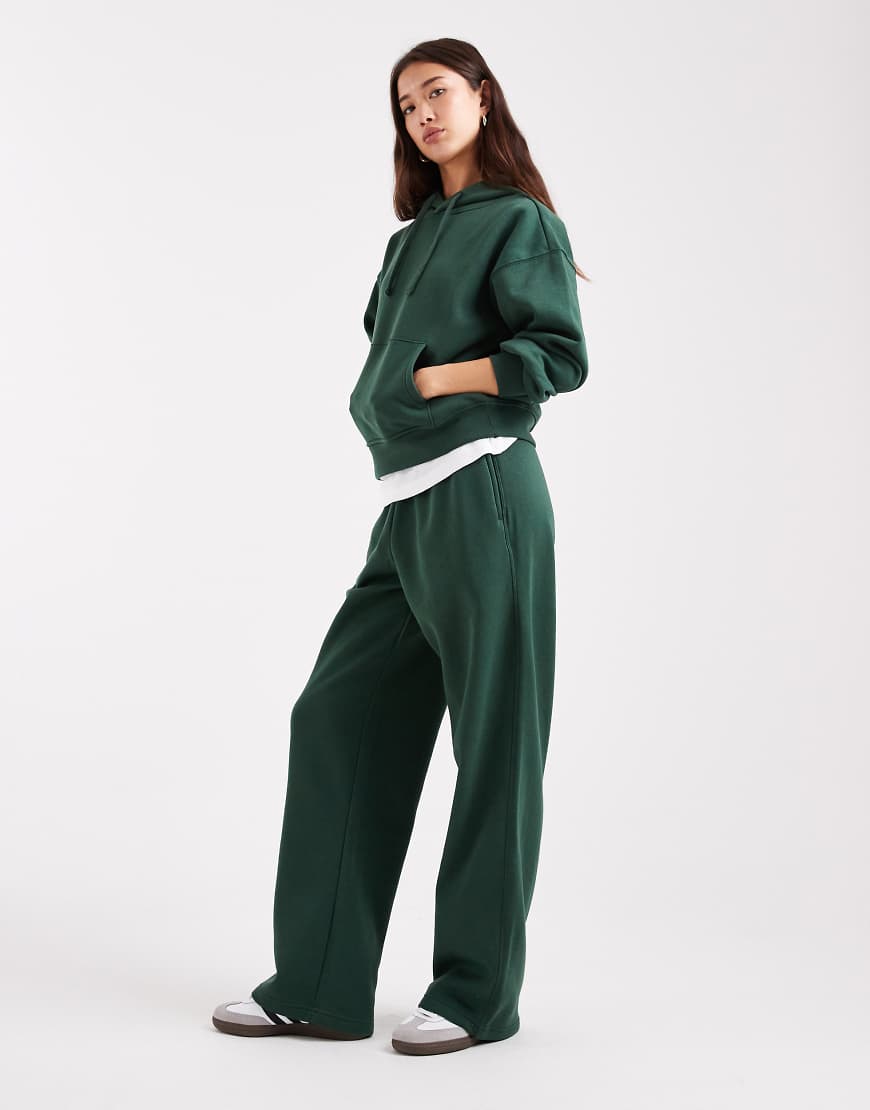 ONLY - Jersey-Jogginghose in Dunkelgrün mit geradem Bein, Kombiteil ONLY - Jersey-Jogginghose in Dunkelgrün mit geradem Bein, Kombiteil von ONLY