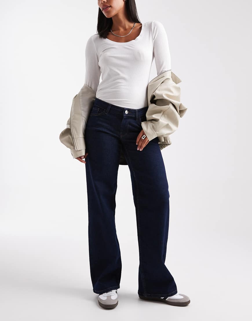 ONLY - Judy - Jeans in dunkelblauer Rinse-Waschung mit weitem Bein und niedrigem Bund von ONLY