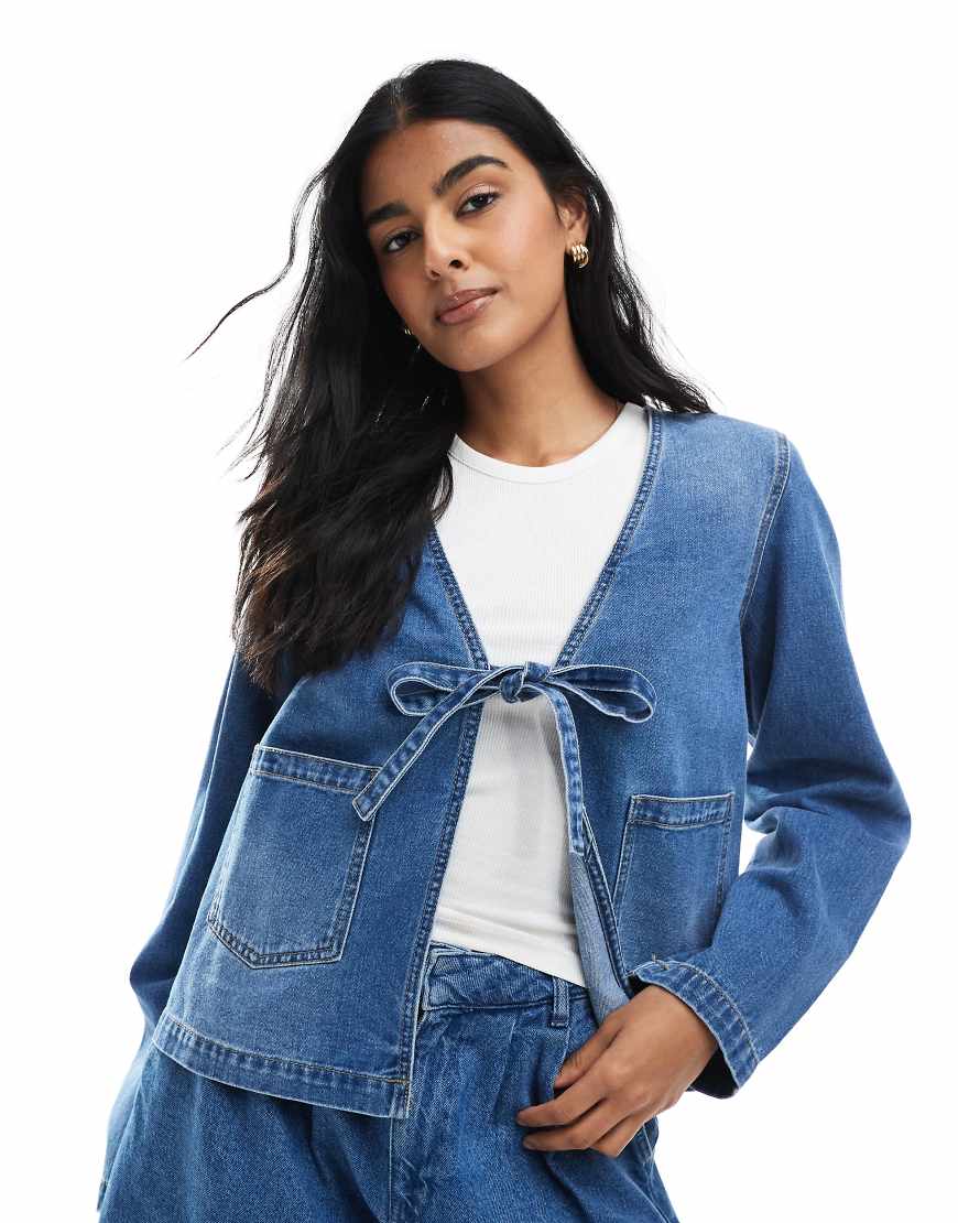 ONLY - Kastige, vorne gebundene Hemdjacke aus mittelblauem Denim von ONLY